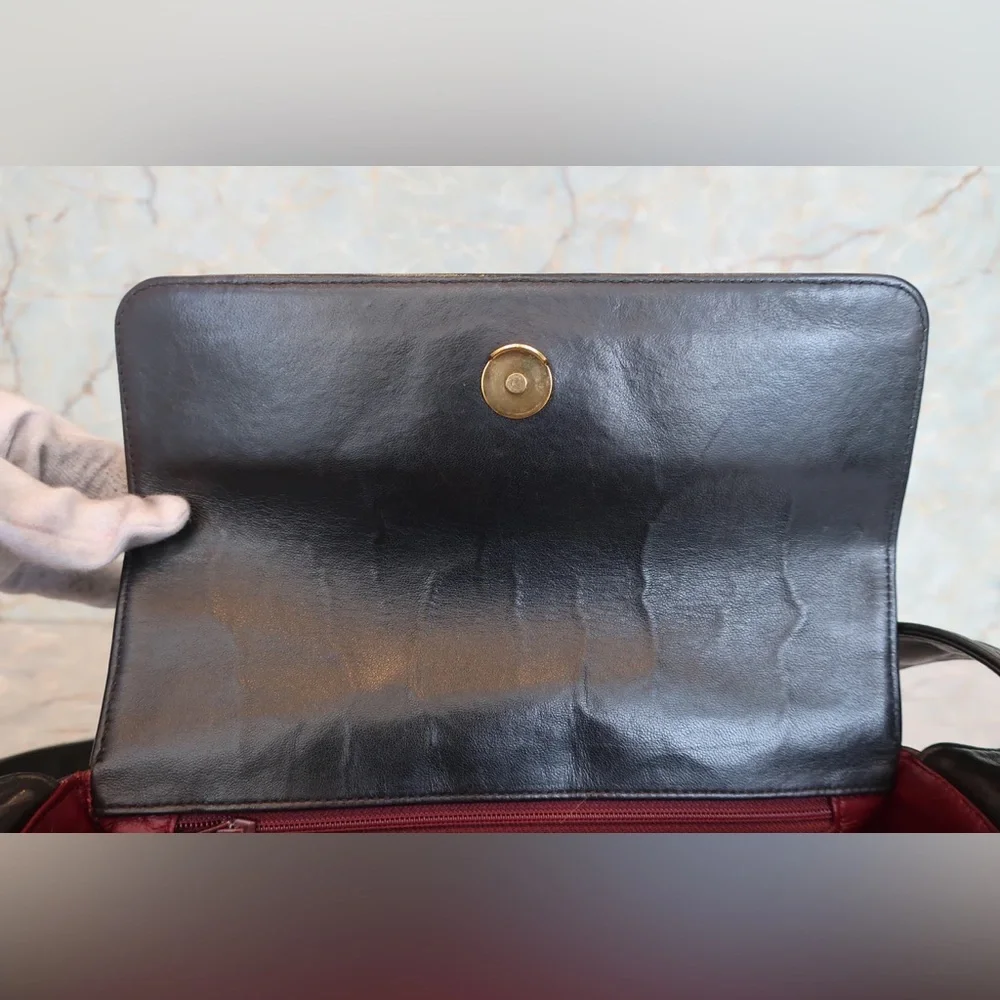 Authentic CHANEL black lambskin medium sized camera vintage crossbody bag - Picture 10 of 15